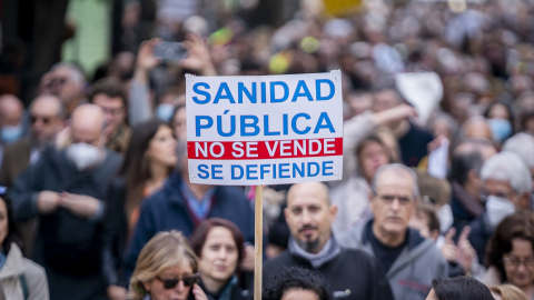 Unas 200.000 personas según la Delegación de Gobierno marchan durante una manifestación contra el desmantelamiento de la Atención Primaria en la Sanidad Pública, a 13 de noviembre de 2022, en Madrid (España)