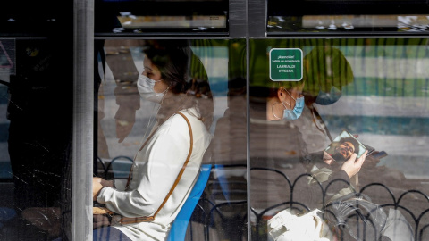 01/11/2020.- Pasajeros con mascarillas usan la red de autobús en San Sebastián, en una imagen de archivo.