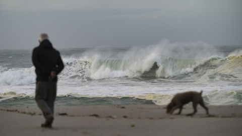 Olas superiores a 8 metros en Playas de Riazor y Orzán, en A Coruña, Galicia (España).