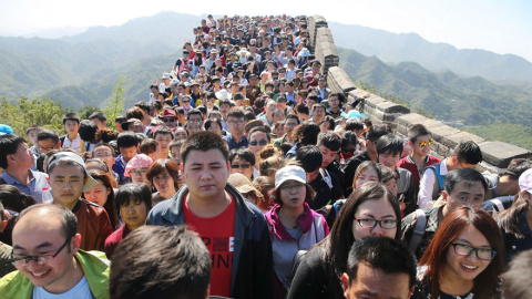 Turistas abarrotan la Gran Muralla china /Architecture Design