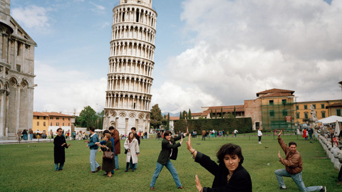 Multitud de turistas tratando de hacerse una foto con la Torre de Pisa /Architecture Design