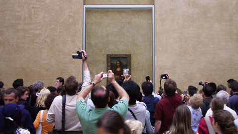 Turistas se agolpan frente al cuadro La Mona Lisa, en el Museo del Louvre en París /Architecture and Design