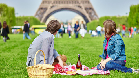 Un picnic frente a la Torre Eiffel /Architecture and Design