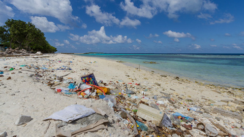 Basura acumulada en una playa de las Maldivas /Architecture design