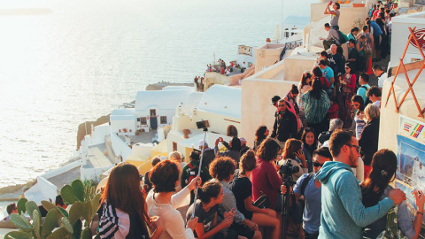 Turistas llenan las calles de la isla griega de Santorini /Architecture and Design