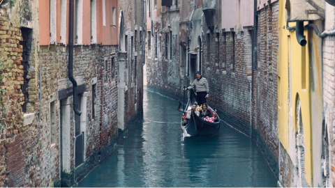 Una góndola na<vega por los canales de Venecia /Architecture and Design