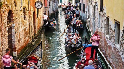 Góndolas repletas de turistas circulan por un canal de Venecia /Architecture and Design