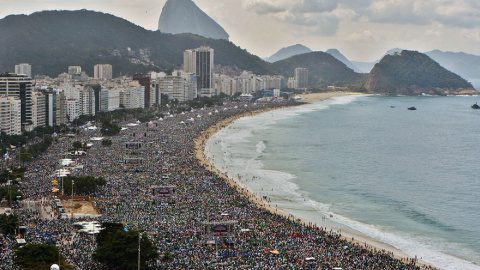 Miles de turistas toman el sol en una playa de Rio de Janeiro, Brasil /Architecture and Design