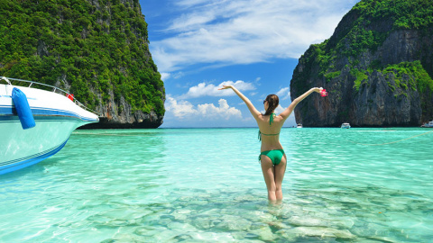 Una joven se baña en una playa en Tailandia /Architecture and Design