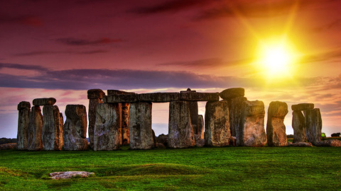 El atardecer en las ruinas de Stonehenge, Reino Unido /Architecture and Design