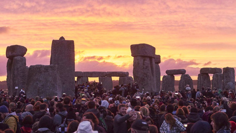 Multitudes de turistas visitan las ruinas de Stonehenge, en Reino Unido, al atardecer /Architecture and Design