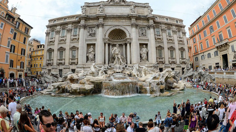 Aglomeración de turistas alrededor de la Fontana de Trevi, en Roma /Architecture and Design