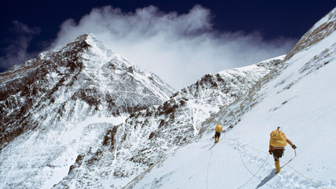 Dos escaladores en el monte Everest, en Nepal  /Architecture and Design