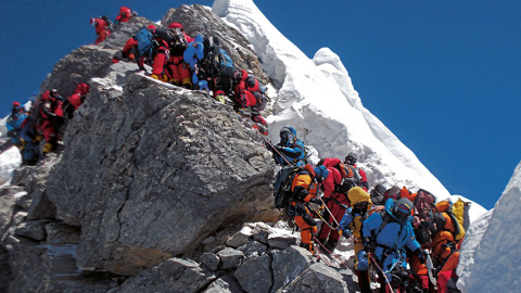 Varios grupos de personas escalan el monte Everest, en Nepal /Architecture and Design