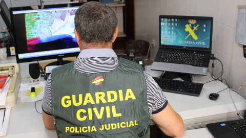 Un agente de la Guardia Civil inspecciona archivos en un ordenador EUROPA PRESS/GUARDIA CIVIL