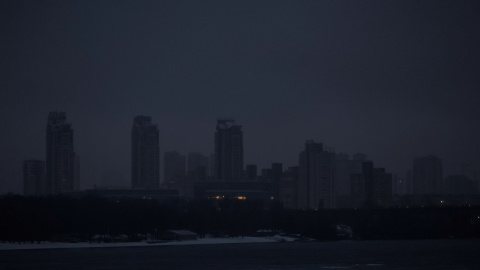 16/12/2022 Una vista de Kiev muestra el 'skyline' de la capital de Ucrania sin luz debido a los ataques rusos a infraestructuras críticas para la ciudad