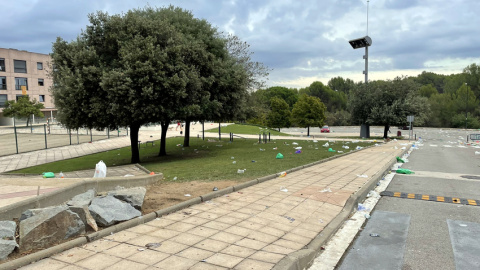 Restes de begudes, llaunes i plàstics després del macrobotellot al campus de la UAB.