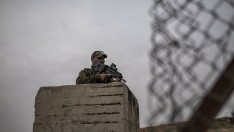 01/08/2022 Un soldado israelí armado hace guardia en su puesto después de que se desplegaran soldados israelíes para evitar que los trabajadores palestinos cruzaran ilegalmente a Israel.