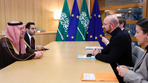 El presidente del Consejo Europeo, Charles Michel (R), se reúne con el Ministro de Estado de Relaciones Exteriores de Arabia Saudita, Adel Al-Jubeir