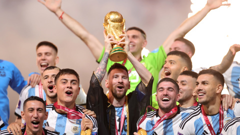 Lionel Messi levanta la Copa del Mundo después de que Argentina ganara la final del Mundial de Catar a Francia