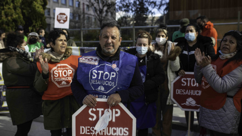 Richard Rodríguez protesta junto a activistas de la PAH contra su noveno intento de desahucio, este lunes, a las puertas de la sede del fondo buitre Cerberus, en la calle Serrano de Madrid.