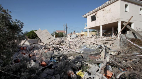 Estado en el que quedó una casa de Alcanar (Tarragona) tras una explosión ocurrida anoche, que los Mossos d´Esquadra han vinculado al atentando terrorista cometido hoy en la Rambla de Barcelona. En esta explosión murió una persona cuando, al parecer,