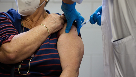 Un enfermero vacuna a una mujer en el Centro de Salud de Alameda de Osuna- 17/10/2022