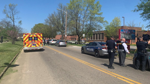 Una fotografía facilitada por la Policía de Knoxville muestra a varios agentes y servicios de emergencia en las inmediaciones del instituto.