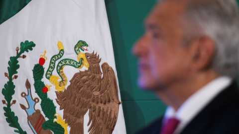 Imagen de la bandera mexicana junto al presidente Andrés Manuel López Obrador