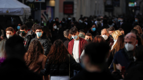 Transeúntes por una calle de Roma, Italia