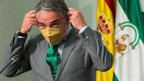 El consejero de la Presidencia y portavoz del Ejecutivo, Elías Bendodo, se ajusta la mascarilla momentos antes de comenzar la comparecencia tras la reunión del Consejo de Gobierno de la Junta de Andalucía