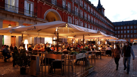 Aspecto que presentaron las terrazas de la plaza Mayor durante este Jueves Santo en Madrid.