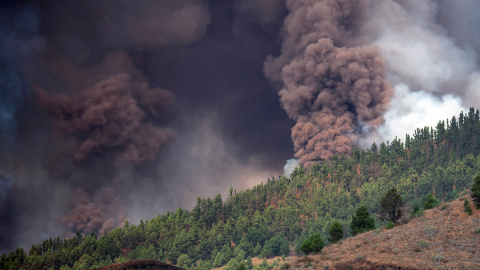 El monte Cumbre Vieja entra en erupción arrojando una columna de humo, ceniza y lava como se ve desde Los Llanos de Aridane en la isla canaria de La Palma, a 19 de septiembre de 2021.