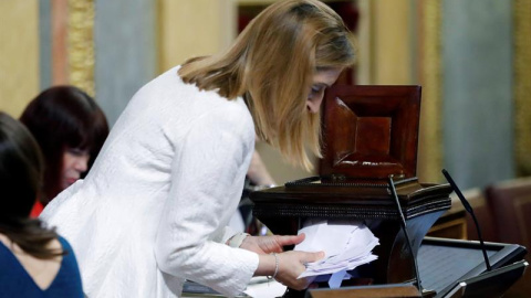 La presidenta de la cámara, Ana Pastor, sostiene unos votos durante el pleno del Congreso de los Diputados, en el que se debate la elección del nuevo Consejo de Administración y el presidente de RTVE.