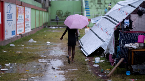 Una mujer camina en un campamento improvisado en Les Cayes, tras el  terremoto del pasado fin de semana en Haití. REUTERS / Ricardo Arduengo