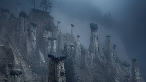 Las torres de arena, conocidas como las pirámides de Plata, situadas en Tirol (Italia). Tercer premio (Naturaleza) del concurso Travel Photographer of the year 2018. MARCO GRASSI/NATIONAL GEOGRAPHIC