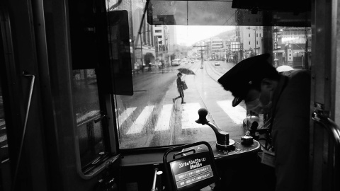 Vista de la calle principal desde un tranvía en Nagasaki (Japón), en un día lluvioso. Primer premio (Ciudades) del concurso Travel Photographer of the year 2018. HIRO KURASHINA/NATIONAL GEOGRAPHIC