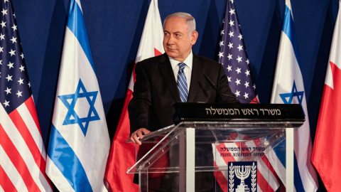 El primer ministro israelí, Benjamin Netanyahu, observa durante una conferencia de prensa con el secretario de Estado de los EEUU, Mike Pompeo, y el ministro de Relaciones Exteriores de Bahrein, Abdullatif Al Zayani, durante su reunión en Jerusalén.