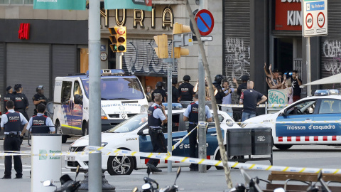 Despliegue policial en el lugar del atentado ocurrido hoy en las Ramblas de Barcelona. EFE/Andreu Dalmau