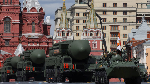 Un vehículo blindado ruso BTR-82A de transporte de personal y sistemas de misiles balísticos intercontinentales Yars, en la Plaza Roja durante un desfile del Día de la Victoria, en Moscú. REUTERS/Evgenia Novozhenina