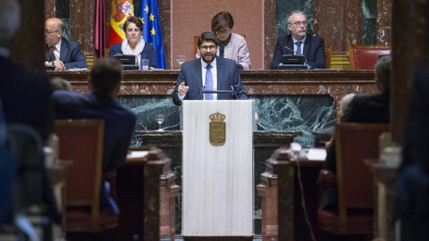 El candidato del PP a la presidencia de la Comunidad Autónoma de Murcia, Fernando López Miras, durante su intervención en la primera sesión del debate de investidura en la Asamblea Regional de Murcia. EFE/Marcial Guillén