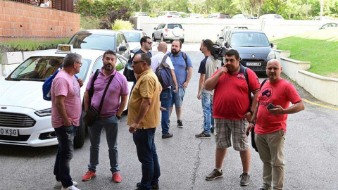 Trabajadores de Alcoa a la entrada de una reunión con la ministra de Industria. (FERNANDO VILLAR | EFE)