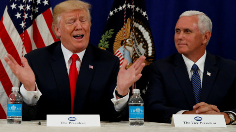 El presidente estadounidense Donald Trump habla con la presa junto al vicepresidente Mike Pence en su complejo de golf en Bedminster, New Jersey REUTERS/Jonathan Ernst