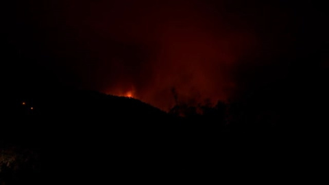 El volcán Cumbre Vieja continúa expulsando lava desde ayer por la tarde