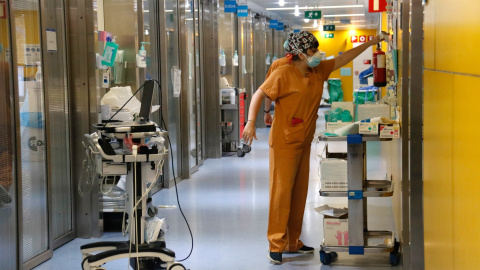 Passadís de l'UCI de l'Hospital Vall d'Hebron que atén pacients de Covid-19.