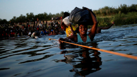 Migrantes haitianos que buscan asilo en Estados Unidos cruzan el Río Bravo hacia Ciudad Acuña (México) para evitar ser deportados a Haití después meses intentando cruzar a pie la frontera.