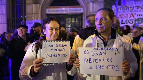 Dos profesionales sanitarios protestasn después de que la Consejería de Sanidad impida trasladar alimentos a los médicos encerrados en el edificio.