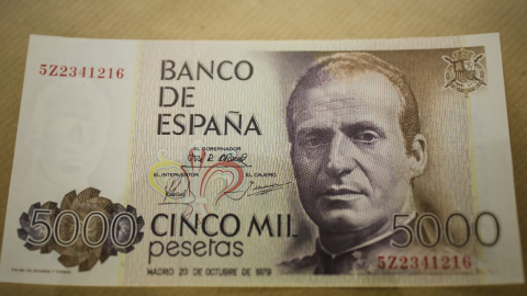 Billete de 5.000 pesetas con el rostro del rey emérito Juan Carlos I. E.P./Jesús Hellín