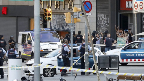 Despliegue policial en el lugar del atentado en las Ramblas de Barcelona, el 17 de agosto del 2017 EFE / Andreu Dalmau