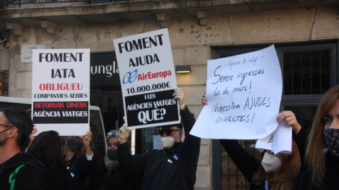 Cartells reivindicatius a la protesta del sector de les agències de viatges, a les portes de la Generalitat.